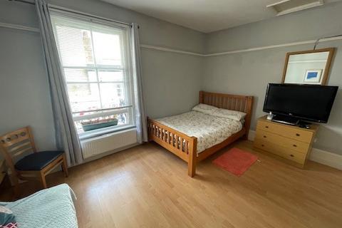 1 bedroom flat to rent, Castle Street, Ryde, PO33