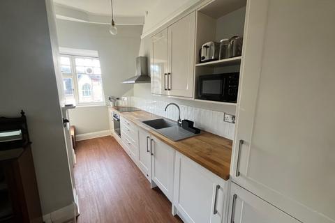 2 bedroom flat to rent, Station Road, Poole, BH14