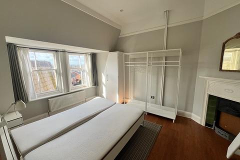2 bedroom flat to rent, Station Road, Poole, BH14