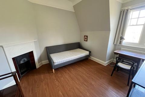 2 bedroom flat to rent, Station Road, Poole, BH14