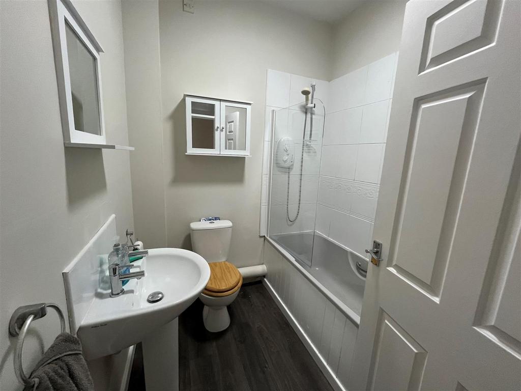 Bathroom 3.jpg