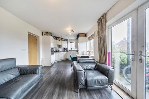 2 bedroom flat for sale, Park Avenue, Bushey WD23