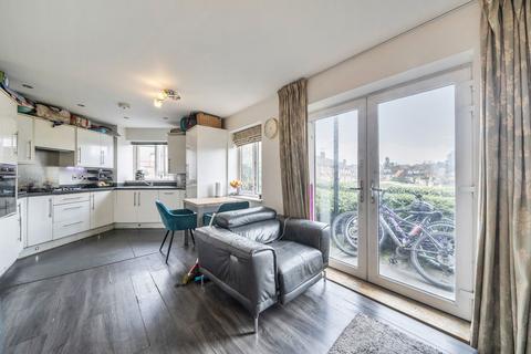 2 bedroom flat for sale, Park Avenue, Bushey WD23