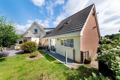 4 bedroom detached house for sale, Elmwood Drive, Walton, WF2
