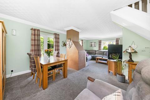4 bedroom detached house for sale, Elmwood Drive, Walton, WF2