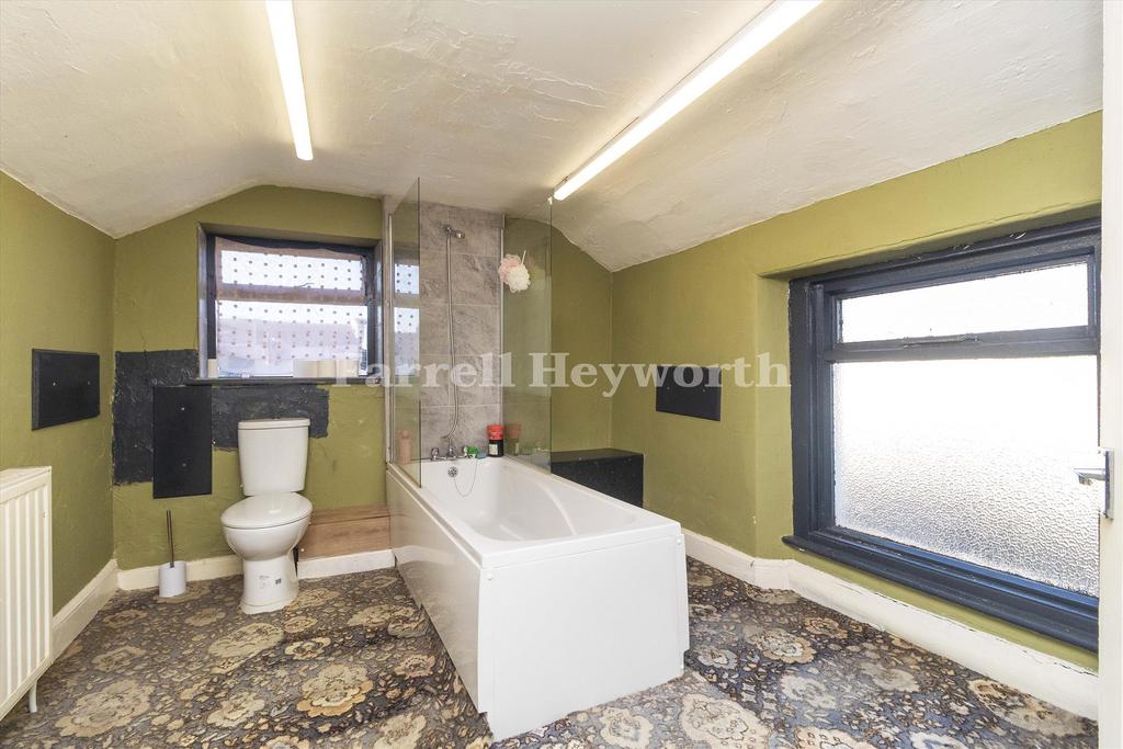Second floor bathroo