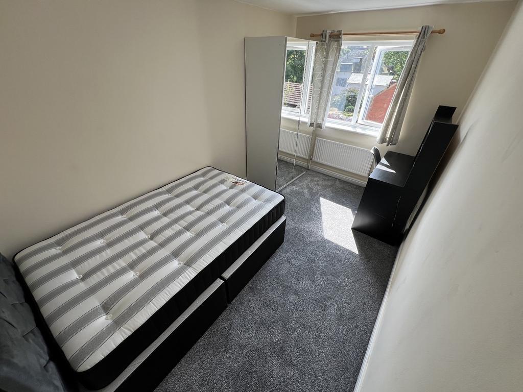 Bright, neatly presented single bedroom with a ...