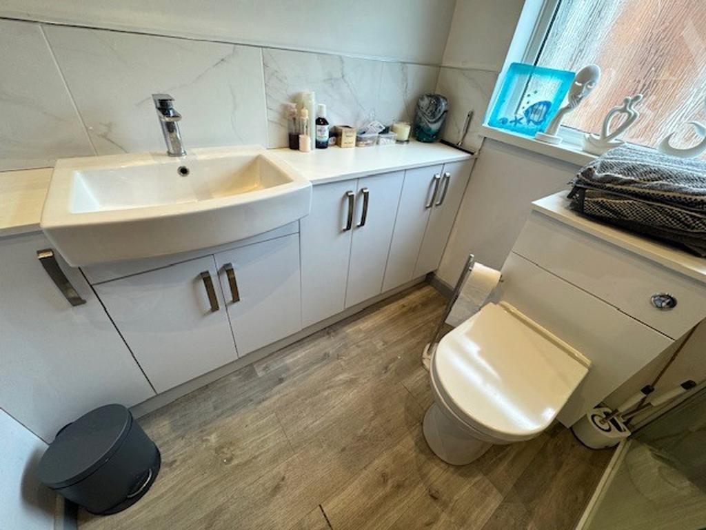 28 Vicarage Road shower room x 2.jpeg
