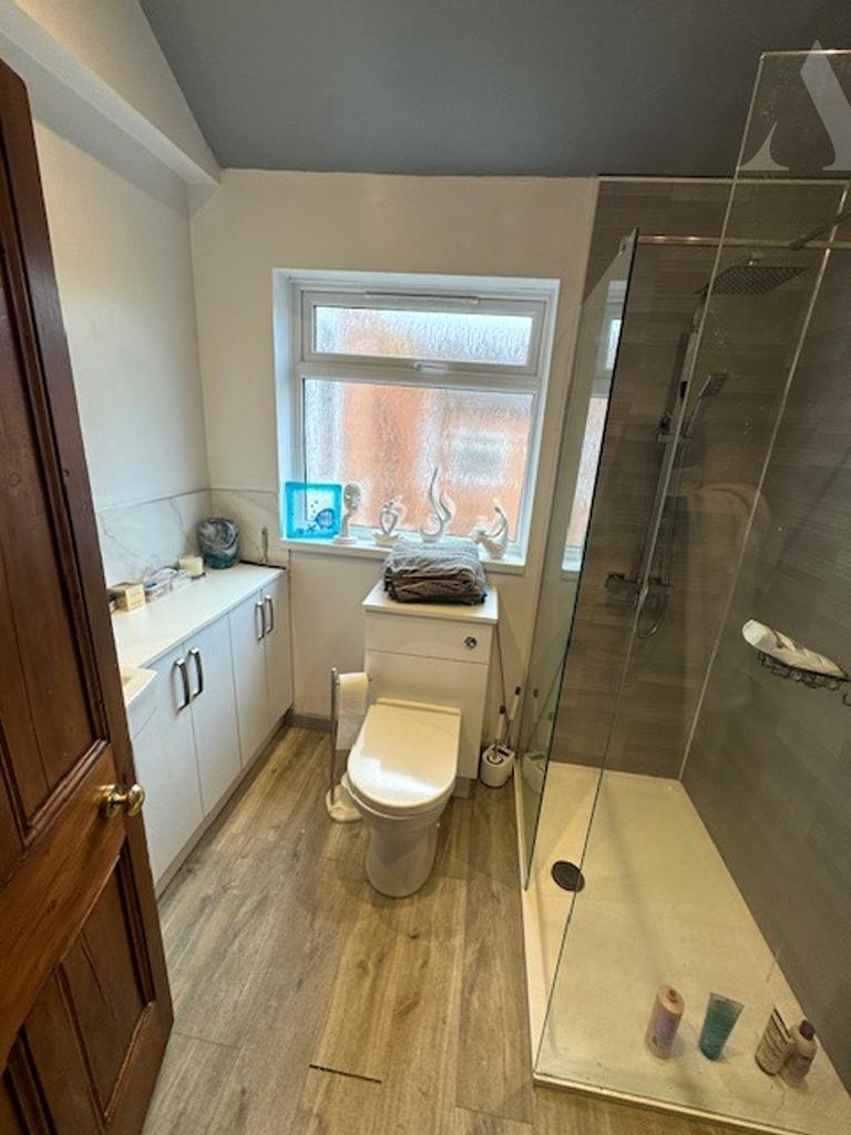28 Vicarage Road shower room x 3.jpeg