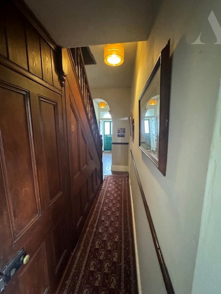 28 Vicarage Road hallway.jpeg