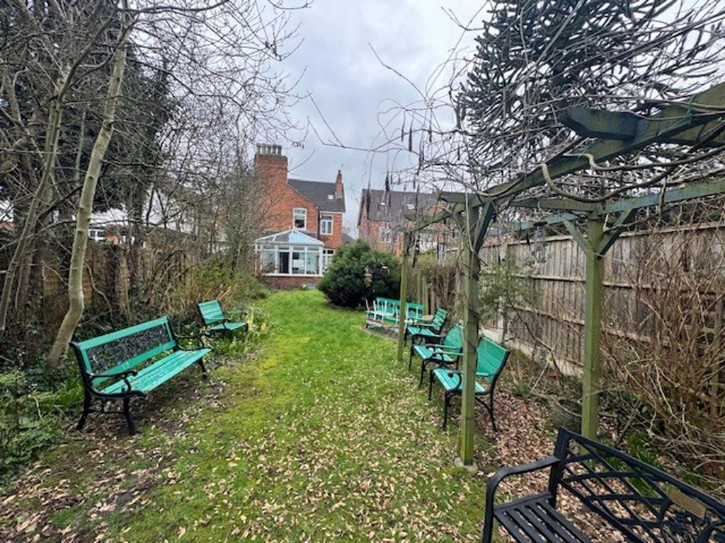 28 Vicarage Road garden x 5.jpeg
