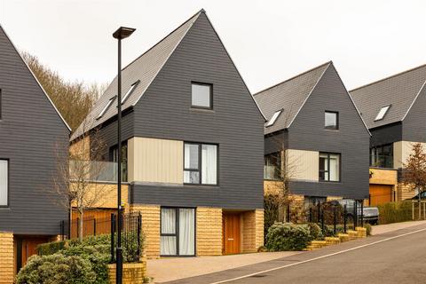 4 bedroom link detached house for sale, Hawthorn Way, Redhill