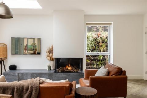 4 bedroom link detached house for sale, Hawthorn Way, Redhill