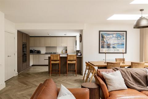 4 bedroom link detached house for sale, Hawthorn Way, Redhill