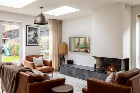 4 bedroom link detached house for sale, Hawthorn Way, Redhill