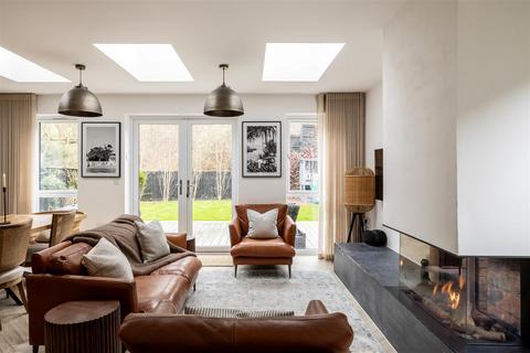 4 bedroom link detached house for sale, Hawthorn Way, Redhill