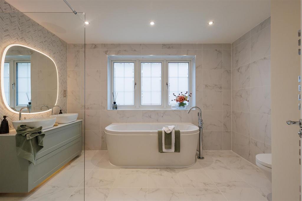 Principal ensuite bathroom