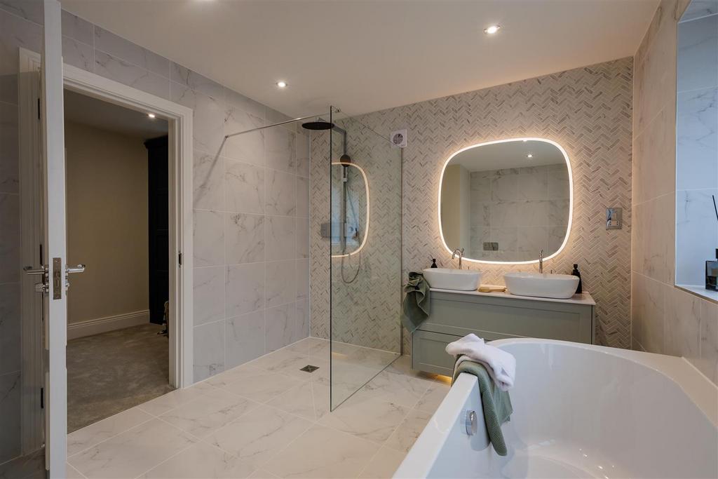 Principal ensuite bathroom