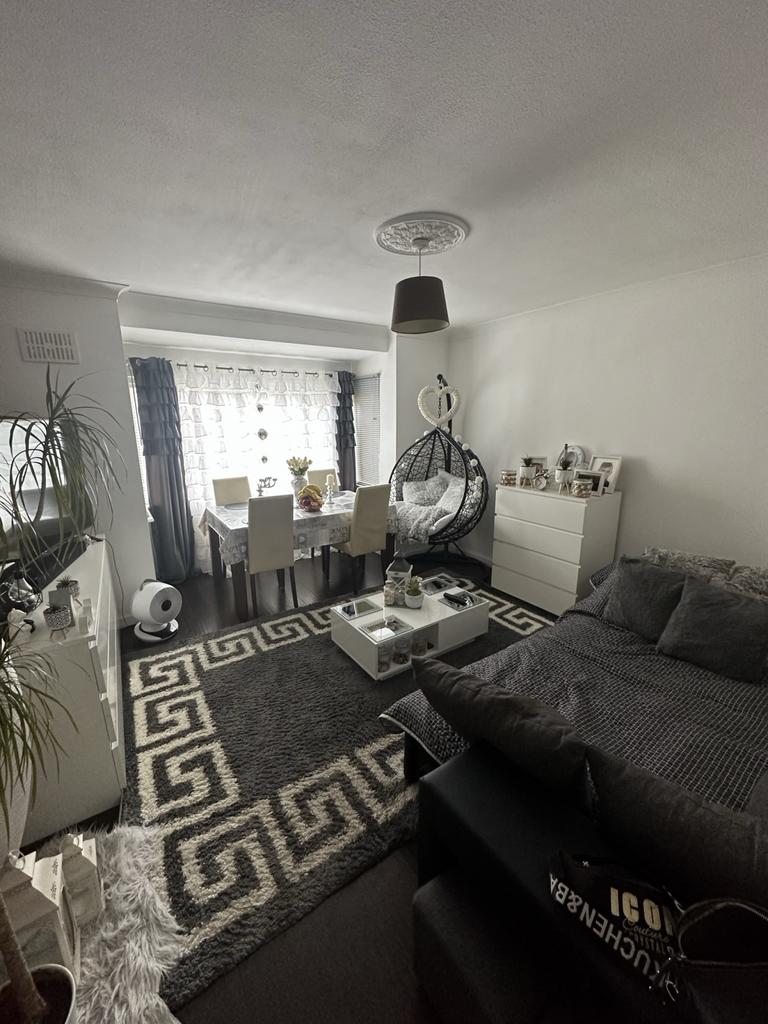 2 bed maisonette to rent Chestnut Close, West Dra