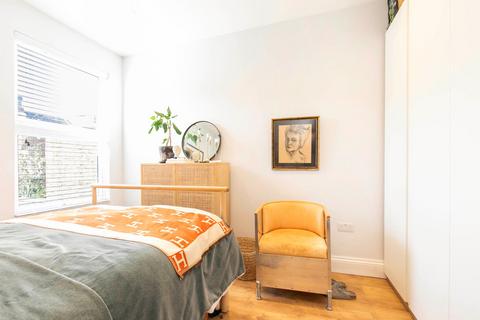 2 bedroom flat to rent, College Road, London NW10