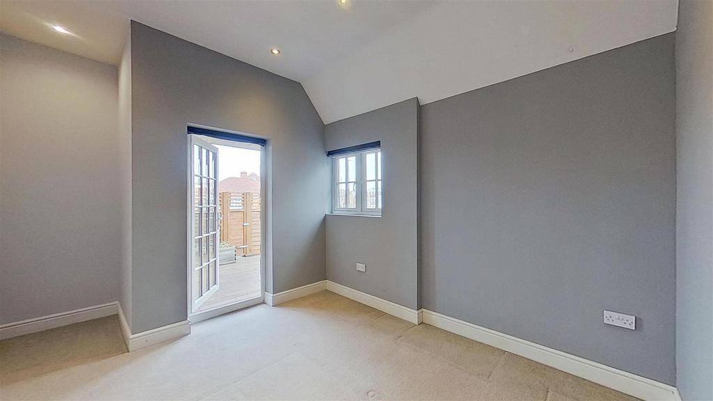 370-Wellington-Road-South-Hanworth-TW4-03032026 16