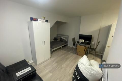 Studio to rent, Linden House, London, NW10