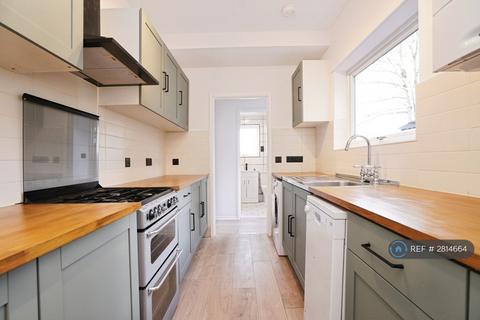 3 bedroom terraced house to rent, St. Saviours Crescent, Luton, LU1