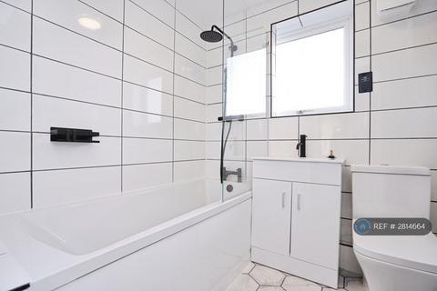 3 bedroom terraced house to rent, St. Saviours Crescent, Luton, LU1