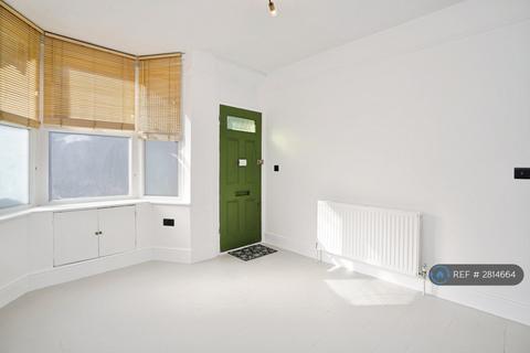 3 bedroom terraced house to rent, St. Saviours Crescent, Luton, LU1