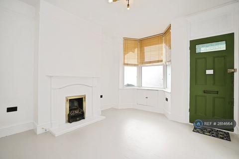 3 bedroom terraced house to rent, St. Saviours Crescent, Luton, LU1