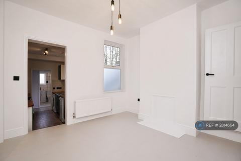 3 bedroom terraced house to rent, St. Saviours Crescent, Luton, LU1