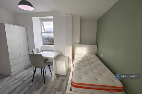 Studio to rent, Tottenham Lane, London, N8