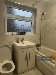 1 bedroom in a flat share to rent, Barley Lane, Ilford, IG3