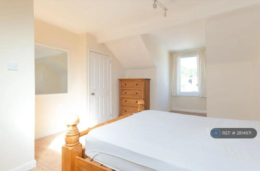 Attic Bedroom - Bright Loft Space