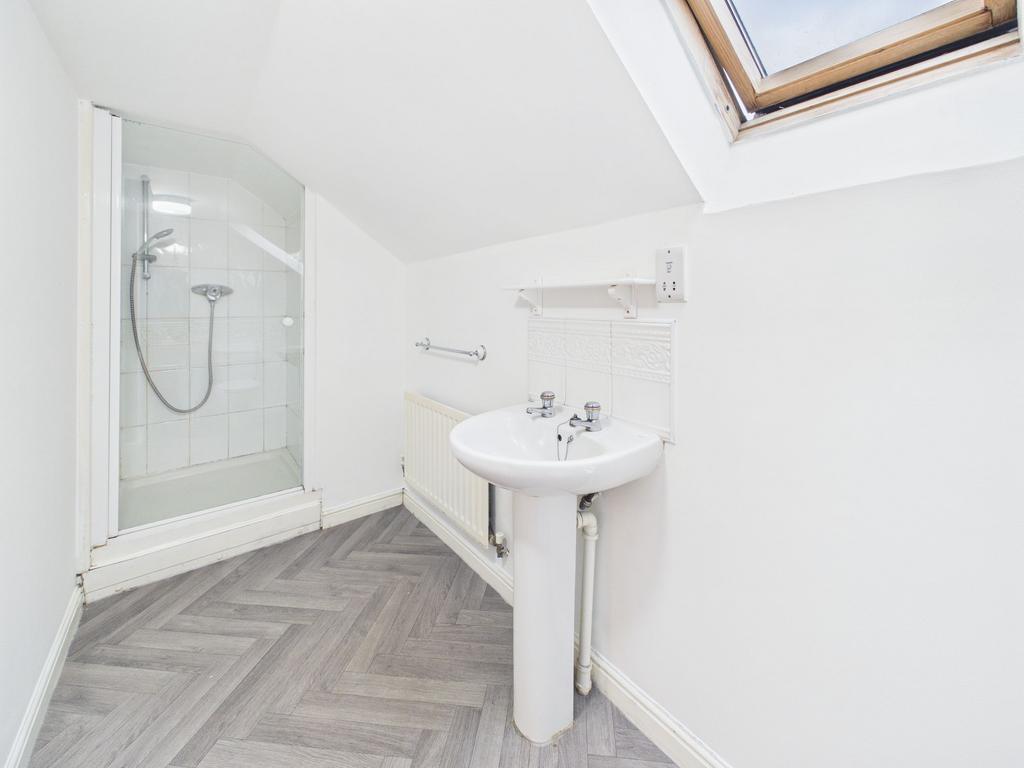 En-suite (second floor)