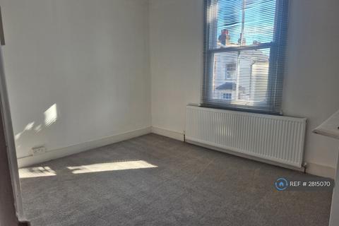 3 bedroom semi-detached house to rent, Beaconsfield Road, Surbiton, KT5
