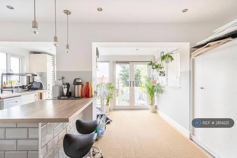 4 bedroom end of terrace house to rent, Rougemont Avenue, Morden, SM4