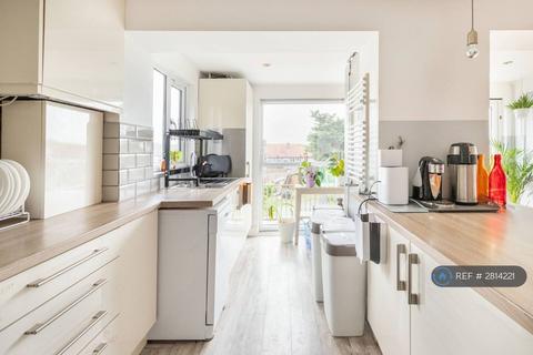 4 bedroom end of terrace house to rent, Rougemont Avenue, Morden, SM4