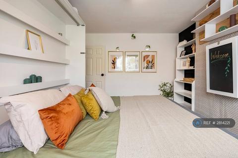 4 bedroom end of terrace house to rent, Rougemont Avenue, Morden, SM4