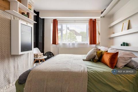 4 bedroom end of terrace house to rent, Rougemont Avenue, Morden, SM4