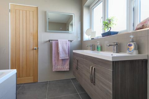 3 bedroom terraced house for sale, Dolphin Close, WR2 6BG
