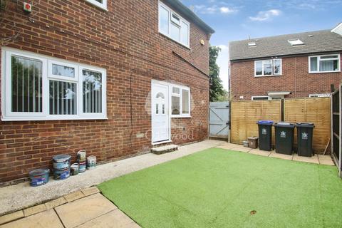 2 bedroom maisonette to rent, Pinewood Green, Iver SL0