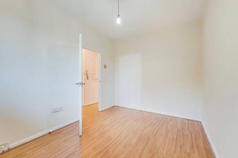 2 bedroom flat to rent, Church Street, Stoke Newington, London, N16