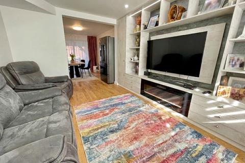undefined, Redgrave Gardens, Luton, Bedfordshire, LU3 3QN