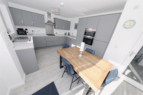 5 bedroom detached house for sale, Laid crescent, Glenrothes