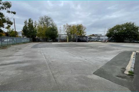 Garage to rent, Mill Ln Bradford BD5 0HF