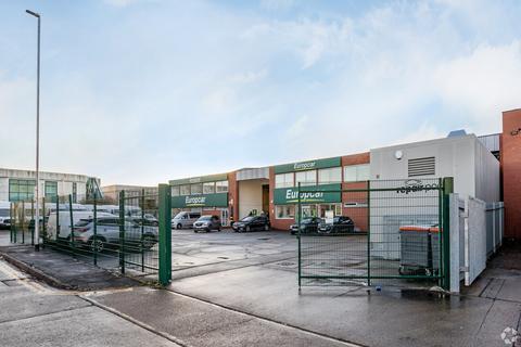 Distribution warehouse to rent, Skyport Industrial Estate West Drayton UB7