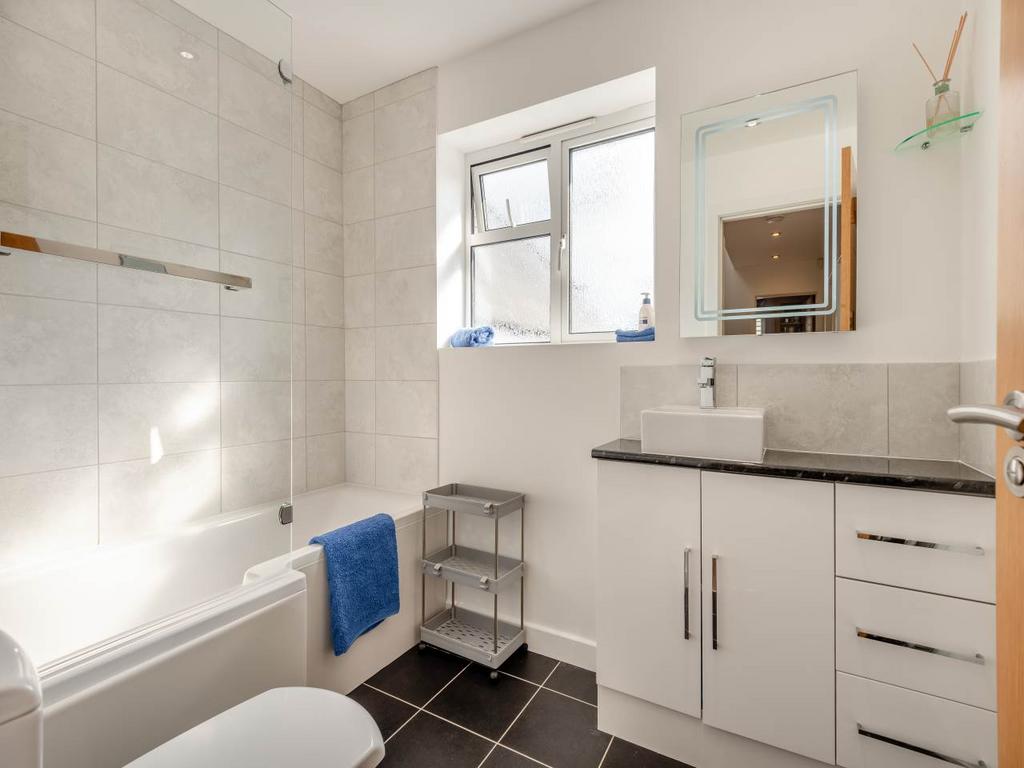 6 wickfield bathroom