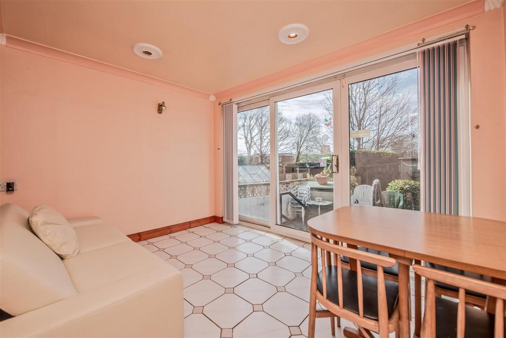 Dining / Sitting Room: