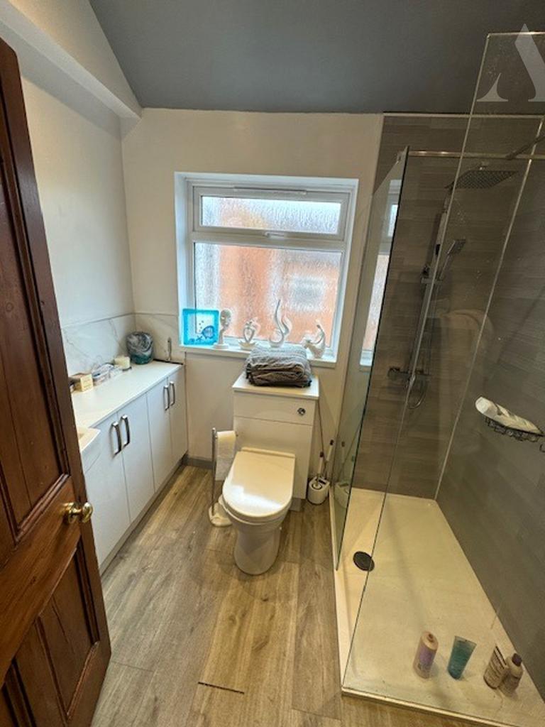 28 Vicarage Road shower room x 3.jpeg